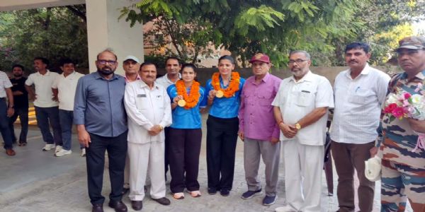 हिसार में सविता पूनिया व दीपिका का जोरदार स्वागत, 44 साल बाद महिला हॉकी टीम ने जीता गोल्ड