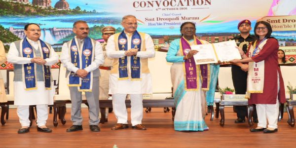 करुणा और सेवा भावना के साथ काम करें चिकित्सक, दूरदराज के क्षेत्रों में सेवा से पीछे न हटें : राष्ट्रपति