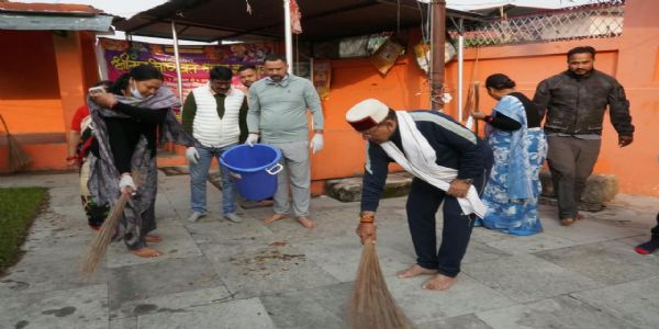 गोलज्यू मंदिर में मंत्री खजान दास ने किया श्रमदान, तिलौन में आंगन मिलन उत्सव