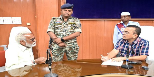 साप्ताहिक जनदर्शन में कलेक्टर जन्मेजय महोबे ने नागरिकों की सुनी मांग एवं समस्याएं