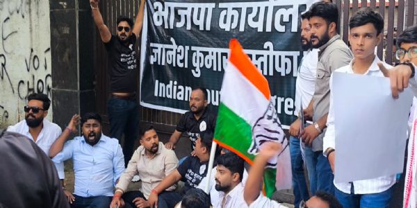 निर्वाचन आयोग के घेराव के बाद कांग्रेस नेताओं पर प्राथमिकी, आक्रोश