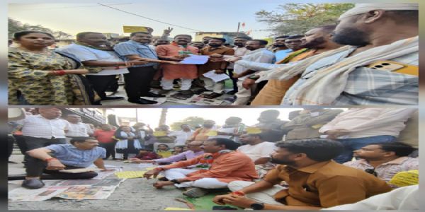 कांग्रेस ने पूर्व विधायक के नेतृत्व में नयापारा की बदहाल सड़क काे लेकर किया चक्काजाम, साैंपा ज्ञापन