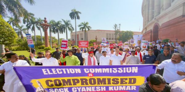 (अपडेट) चुनाव आयोग तक मार्च पर अड़ा विपक्ष, राहुल-प्रियंका आकाशवाणी भवन में धरने पर बैठे