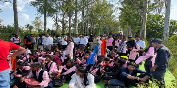 अनूपपुर: कॉलेज के लिए बस की मांग और सड़क की मांग पर चक्काजाम करने वाले 9 छात्रों पर प्रकरण पंजीबद्ध ,4 घंटे फंसे रहे वाहन