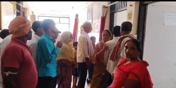 श्रावस्ती : बिजली का पोल 11 हजार वोल्ट की लाइन से टकराया, करंट की चपेट में आने से दो ग्रामीणों की मौत