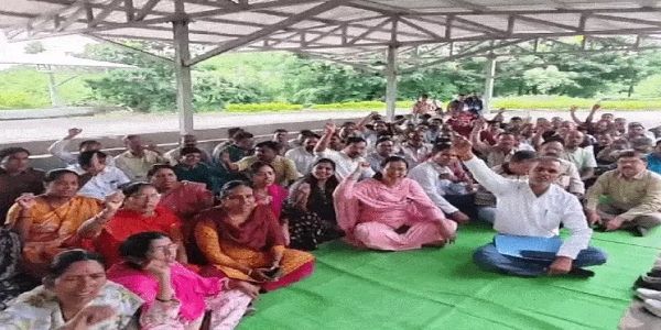 आरजीपीवी को तीन विश्वविद्यालयों में बांटने के प्रस्ताव पर विरोध तेज, शिक्षक-अधिकारी-कर्मचारी काली पट्टी बांधकर उतरे मैदान में