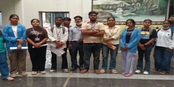 रीवा में पैरामेडिकल छात्रों ने प्रदर्शन कर कलेक्टर को सौंपा ज्ञापन