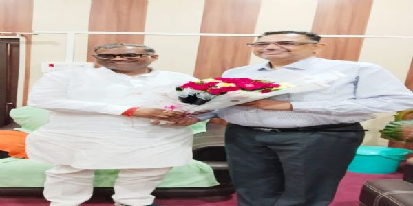 खेल सुविधाओं के लिए पूर्वांचल विश्वविद्यालय के कुलपति ने खेल मंत्री को सौंपा प्रस्ताव