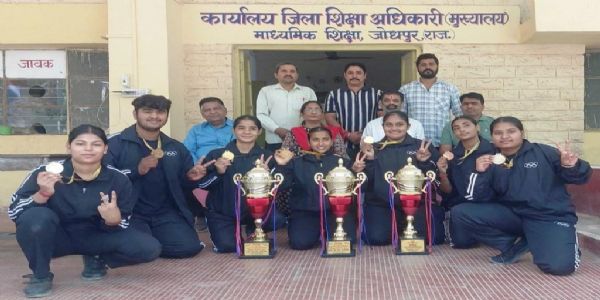 वेटलिफ्टिंग खेल में जीती तीन चैम्पियनशिप