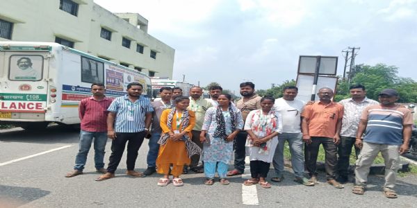 108 एम्बुलेंस कर्मचारियों ने काला बिल्ला लगाकर जताया विरोध