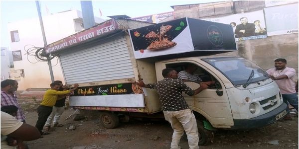 भोपाल में अतिक्रमण के खिलाफ निगम की कार्रवाई, ठेले-गुमठी समेत वाहन जब्त; तीन संपत्तियां सील