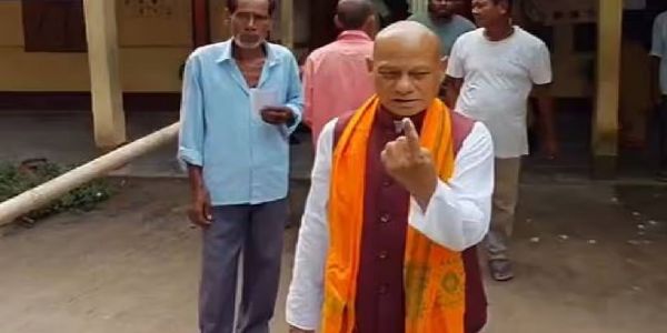 असमः मतदान करने बाद अपनी उंगली की स्याही दिखाते मोरीगांव विधानसभा के विधायक रमाकांत देउरी असमः मतदान करने बाद अपनी उंगली की स्याही दिखाते मोरीगांव विधानसभा के विधायक रमाकांत देउरी