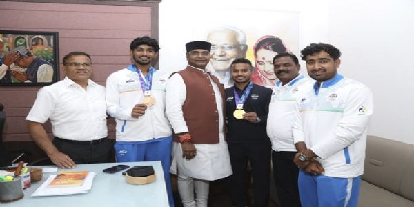 एशियन गेम्स के पदक विजेता खिलाड़ी विवेक सागर, जय मीणा और योगेश चौधरी से मिले खेल मंत्री सारंग एशियन गेम्स के पदक विजेता खिलाड़ी विवेक सागर, जय मीणा और योगेश चौधरी से मिले खेल मंत्री सारंग