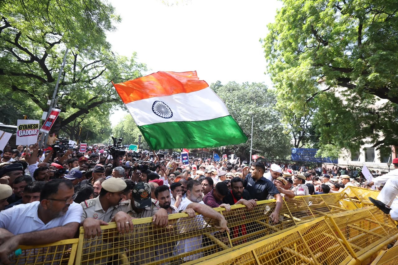 नई दिल्ली : मुख्य चुनाव आयुक्त के इस्तीफे की मांग को लेकर चुनाव आयोग की ओर मार्च करते इंडी गठबंधन के नेता और सांसद। नई दिल्ली : मुख्य चुनाव आयुक्त के इस्तीफे की मांग को लेकर चुनाव आयोग की ओर मार्च करते इंडी गठबंधन के नेता और सांसद।