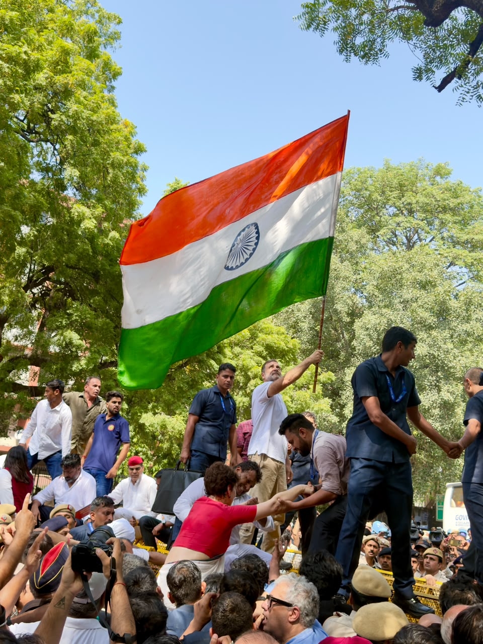 नई दिल्ली : मुख्य चुनाव आयुक्त के इस्तीफे की मांग को लेकर चुनाव आयोग की ओर मार्च करते इंडी गठबंधन के नेता और सांसद। नई दिल्ली : मुख्य चुनाव आयुक्त के इस्तीफे की मांग को लेकर चुनाव आयोग की ओर मार्च करते इंडी गठबंधन के नेता और सांसद।