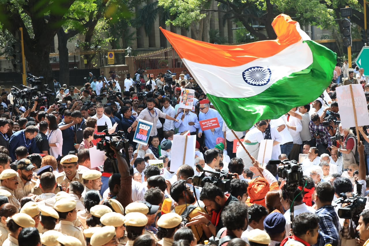 नई दिल्ली : मुख्य चुनाव आयुक्त के इस्तीफे की मांग को लेकर चुनाव आयोग की ओर मार्च करते इंडी गठबंधन के नेता और सांसद। नई दिल्ली : मुख्य चुनाव आयुक्त के इस्तीफे की मांग को लेकर चुनाव आयोग की ओर मार्च करते इंडी गठबंधन के नेता और सांसद।