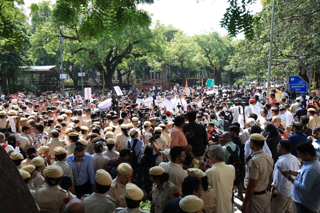 नई दिल्ली : मुख्य चुनाव आयुक्त के इस्तीफे की मांग को लेकर चुनाव आयोग की ओर मार्च करते इंडी गठबंधन के नेता और सांसद। नई दिल्ली : मुख्य चुनाव आयुक्त के इस्तीफे की मांग को लेकर चुनाव आयोग की ओर मार्च करते इंडी गठबंधन के नेता और सांसद।