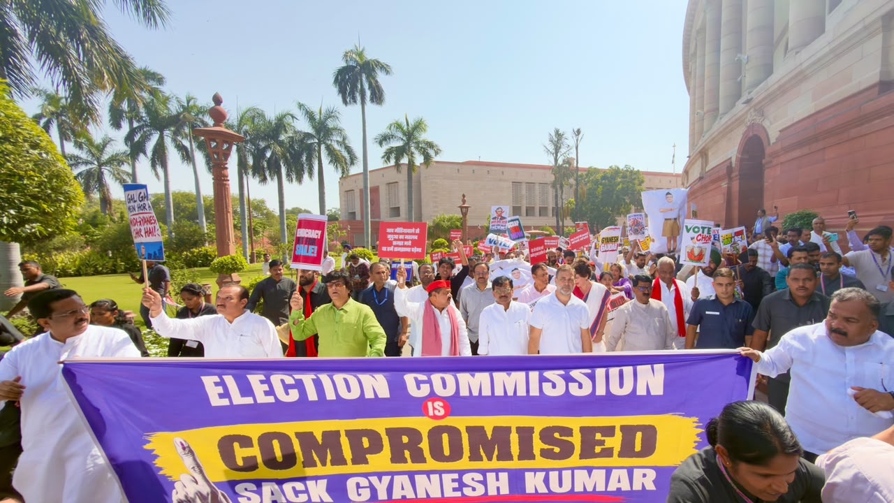 नई दिल्ली : मुख्य चुनाव आयुक्त के इस्तीफे की मांग को लेकर चुनाव आयोग की ओर मार्च करते इंडी गठबंधन के नेता और सांसद। नई दिल्ली : मुख्य चुनाव आयुक्त के इस्तीफे की मांग को लेकर चुनाव आयोग की ओर मार्च करते इंडी गठबंधन के नेता और सांसद।