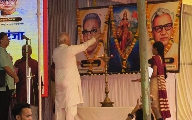 कारंजा में बालासाहेब देवरस और भाऊराव देवरस के छायाचित्र पर माल्यार्पण करते हुए सरसंघचालक कारंजा में बालासाहेब देवरस और भाऊराव देवरस के छायाचित्र पर माल्यार्पण करते हुए सरसंघचालक