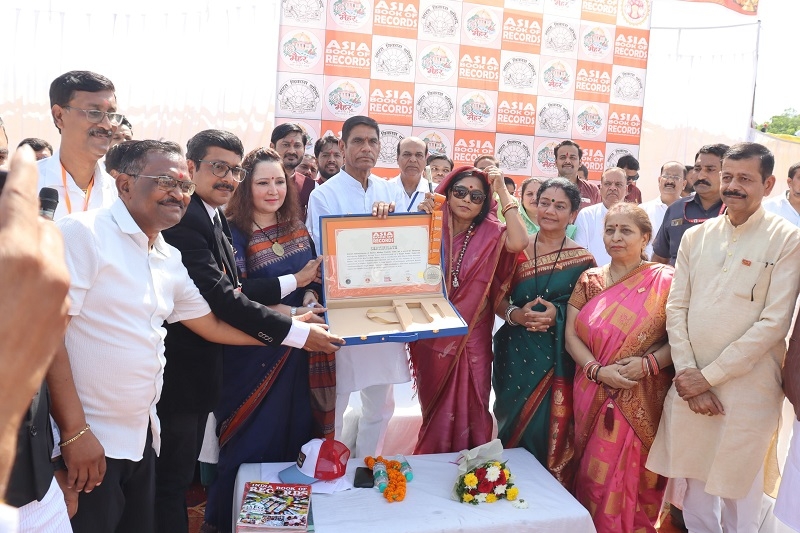 एशिया बुक ऑफ रिकॉर्ड द्वारा प्रमाण पत्र देते हुए एशिया बुक ऑफ रिकॉर्ड द्वारा प्रमाण पत्र देते हुए