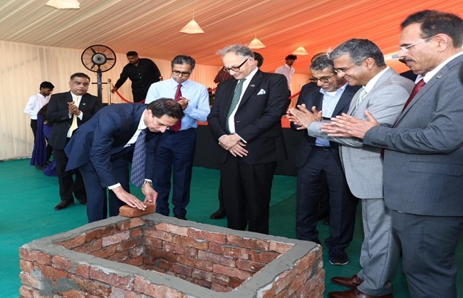 न्हावा शेवा बिजनेस पार्क के दूसरे चरण के उद्घाटन अवसर पर कार्यकारी चेयरमैन एसा काजिम एवं अन्य न्हावा शेवा बिजनेस पार्क के दूसरे चरण के उद्घाटन अवसर पर कार्यकारी चेयरमैन एसा काजिम एवं अन्य