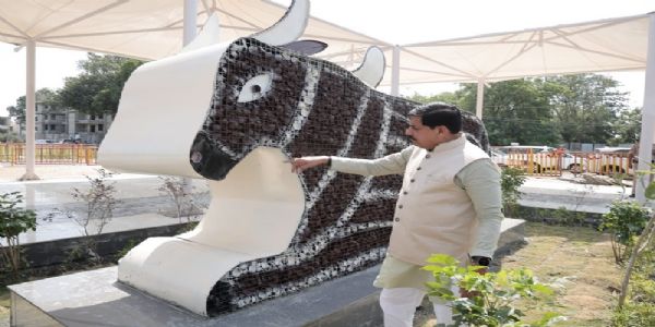 उज्जैन में आशीर्वाद का दीयो से निर्मित नंदी की आकृति का अवलोकन करते हुए मुख्यमंत्री उज्जैन में आशीर्वाद का दीयो से निर्मित नंदी की आकृति का अवलोकन करते हुए मुख्यमंत्री