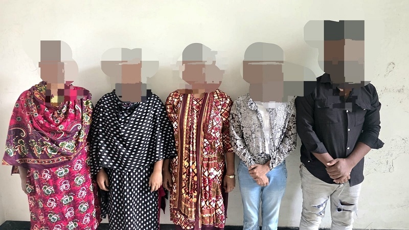 असमः गुवाहाटी में पगड़े गये बांग्लादेशी नागरिकों की तस्वीर। असमः गुवाहाटी में पगड़े गये बांग्लादेशी नागरिकों की तस्वीर।