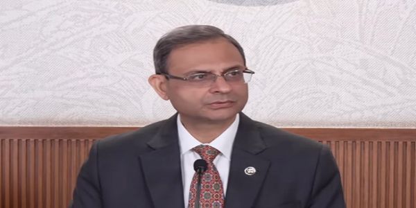 मुंबई में एक प्रेस कांफ्रेस को संबोधित करते हुए आरबीआई गवर्नर संजय मल्होत्रा