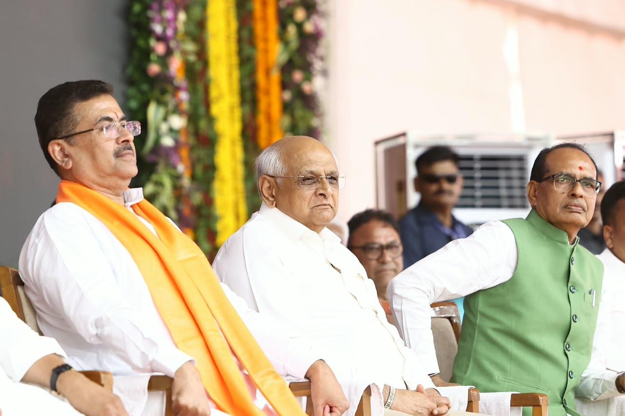 વારાણસી થી વડનગર સેવા યાત્રા કાર્યક્રમમાં ભૂપેન્દ્ર પટેલ પશ્ચિમ બંગાળના સીએમ સુવેન્દુ અધિકારી તથા શિવરાજ સિંહ ચૌહાણ વારાણસી થી વડનગર સેવા યાત્રા કાર્યક્રમમાં ભૂપેન્દ્ર પટેલ પશ્ચિમ બંગાળના સીએમ સુવેન્દુ અધિકારી તથા શિવરાજ સિંહ ચૌહાણ
