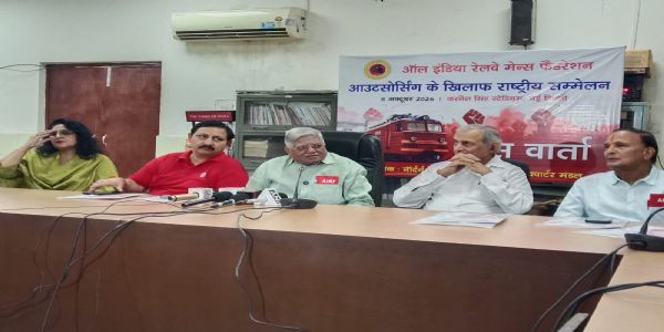 एआईआरएफ के महामंत्री शिव गोपाल मिश्रा फेडरेशन के अधिकारियों के साथ पत्रकार वार्ता को संबोधित करते हुए।