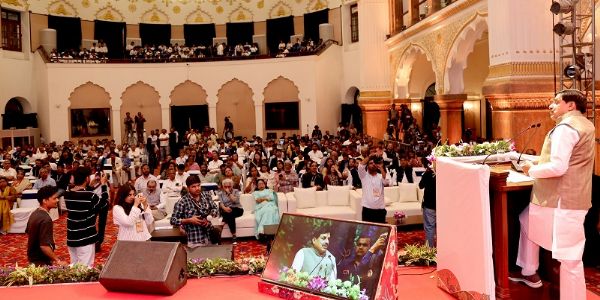 ट्रैवल्स मार्ट के शुभारंभ के बाद संबोधित करते हुए मुख्यमंत्री ट्रैवल्स मार्ट के शुभारंभ के बाद संबोधित करते हुए मुख्यमंत्री