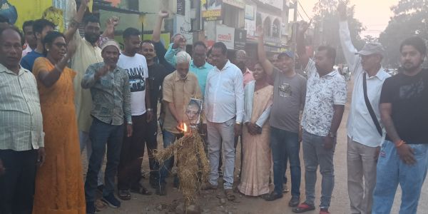 कांग्रेस ने मुख्य चुनाव आयुक्त का किया पुतला दहन