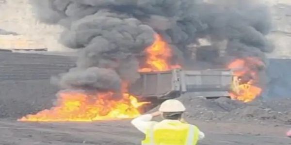 कोरबा: कलिंगा कंपनी के डंपर में लगी भीषण आग, दाे करोड़ का वाहन जलकर खाक; चालक ने कूदकर बचाई जान