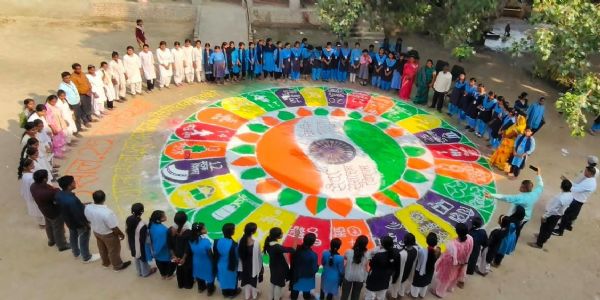 रंगोली में उकेरी सेवा, सुशासन और विकसित भारत की तस्वीर