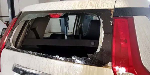 हिसार: कार ने सर्विस सेंटर में दो वर्करों को कुचला, एक की मौत
