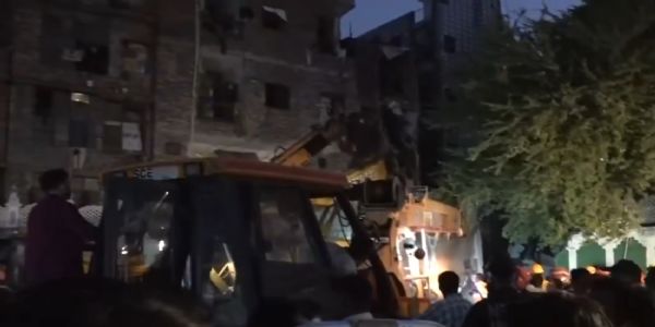न्यू सीमापुरी में चार मंजिला इमारत गिरी, बच्चे समेत 7 घायल
