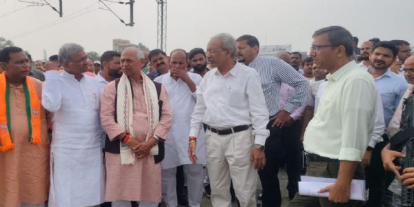 सांसद जनार्दन सिंह सिग्रीवाल संग पूर्वोत्तर रेलवे के महाप्रबंधक ने एकमा स्टेशन का किया निरीक्षण