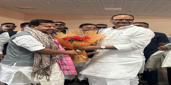 वाराणसी पहुंचे भाजपा अध्यक्ष नितिन नवीन,एयरपोर्ट पर उपमुख्यमंत्री ब्रजेश पाठक ने किया स्वागत