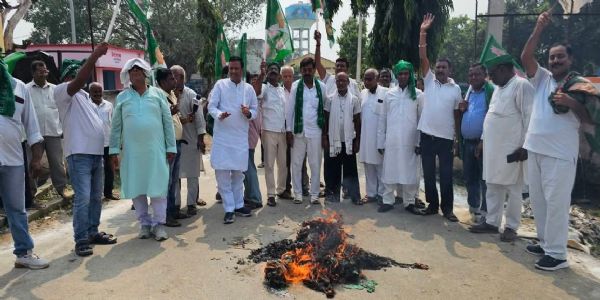 वोट चोरी के खिलाफ राजद का फूटा गुस्सा, मुख्य चुनाव आयुक्त का पुतला फूंका