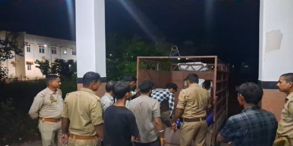 प्रेम विवाह के एक साल बाद युवती का शव फंदे से लटका मिला।