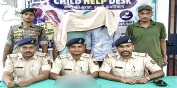 पुलिस व एसटीएफ ने घेराबंदी कर दो युवकों को दबोचा, देसी कट्टा और जिंदा कारतूस बरामद