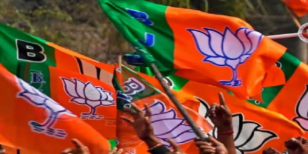 सिर्फ तीन पार्षदों के बल पर भाजपा ने किया इंग्लिश बाजार नगर पालिका पर कब्जा, अमलान भादुड़ी बने नए चेयरमैन