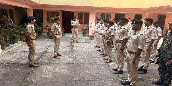 त्योहारों पर पुलिस का पहरा, एसपी ने थाने का किया निरीक्षण
