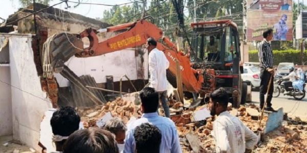 भोपाल में निगम की बड़ी कार्रवाई, अवैध पक्की दूध डेयरी जेसीबी से तोड़ी
