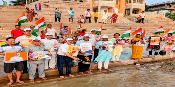 प्रधानमंत्री मोदी के सेवा कार्य के 25 वर्ष पूरे होने पर वाराणसी में गंगा की आरती