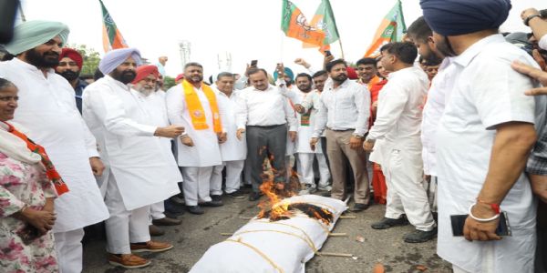 पंजाब सरकार के खिलाफ भाजपा का प्रदर्शन, भ्रष्टाचार का घड़ा फोड़ा और पुतला फूंका
