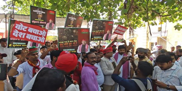 सपा कार्यकर्ताओं ने मुख्य चुनाव आयुक्त ज्ञानेश कुमार का पुतला फूंका