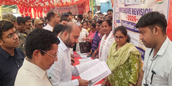 मतदान केंद्र पर पहुंचे डीसी, एसआईआर कार्य का लिया जायजा
