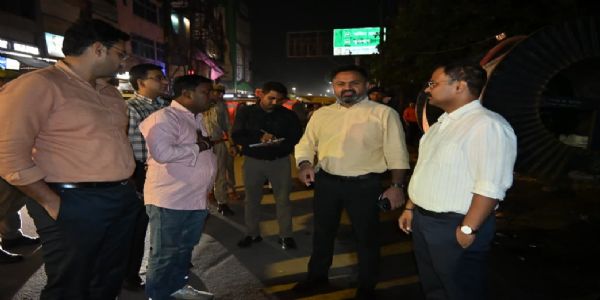 रात में बाजार बंद होते ही कूड़ा उठान कराएं अधिकारी : जिलाधिकारी