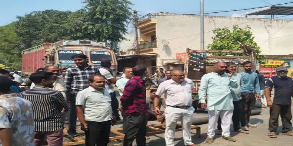 सीहोर में खराब सड़कों से परेशान नागरिकों और व्यापारियों ने किया चक्काजाम